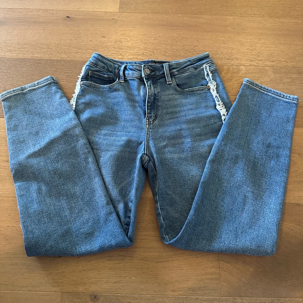 Judy blue denim blue jeans size 5/27 with side fray
